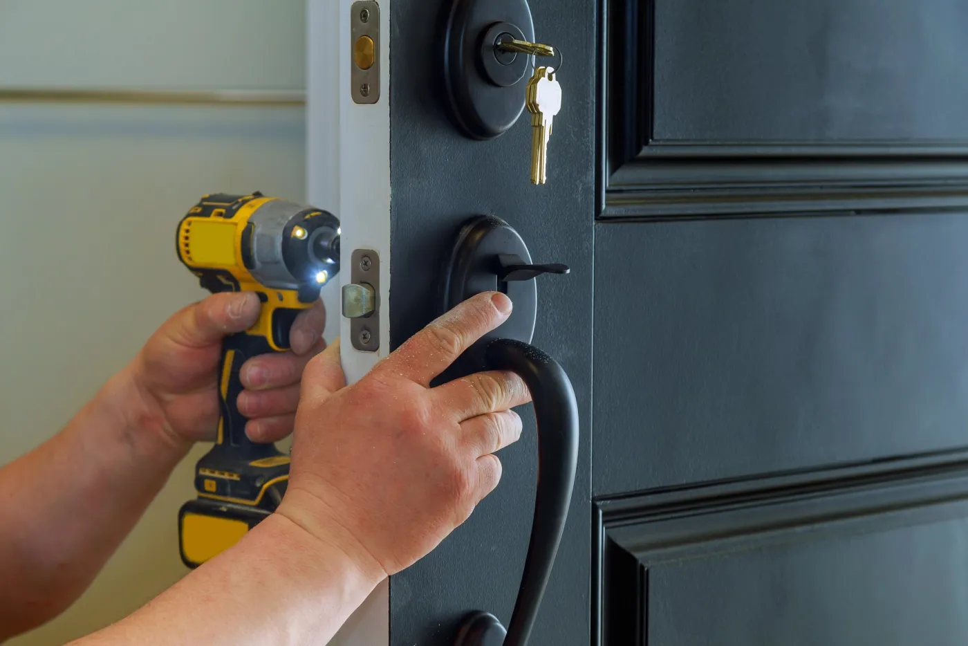 Réglage d'une poignée et d'un cylindre sur une porte noire dans un logement spinassien